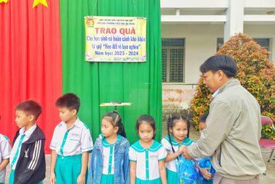 TRAO QUÀ CHO HỌC SINH NHÂN DỊP TẾT GIÁP THÌN