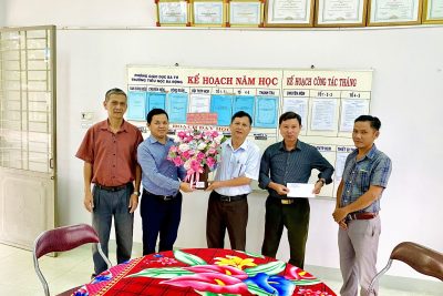 UBND xã Ba Động thăm và tặng quà động viên tập thể CBVC Trường Tiểu học Ba Động nhân 41 năm ngày nhà giáo Việt Nam 20/11/2023